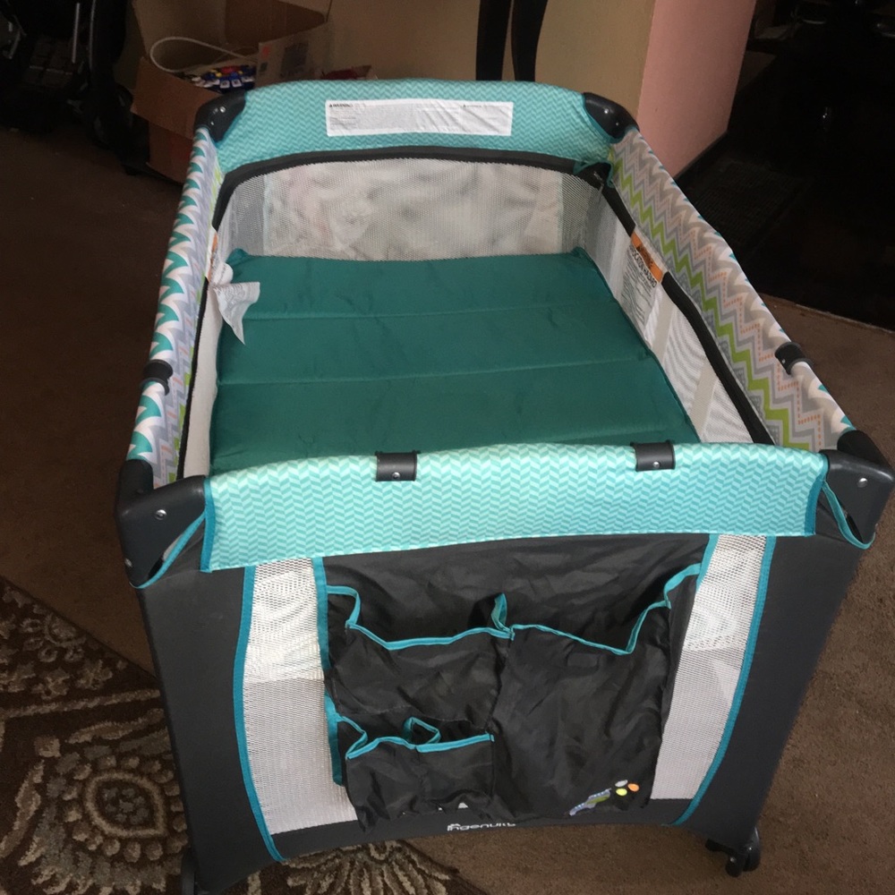 Baby crib - Picture 2 of 2